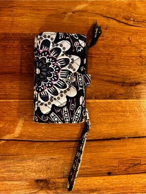 Vera Bradley RFID wristlet Mimosa Medallion pattern